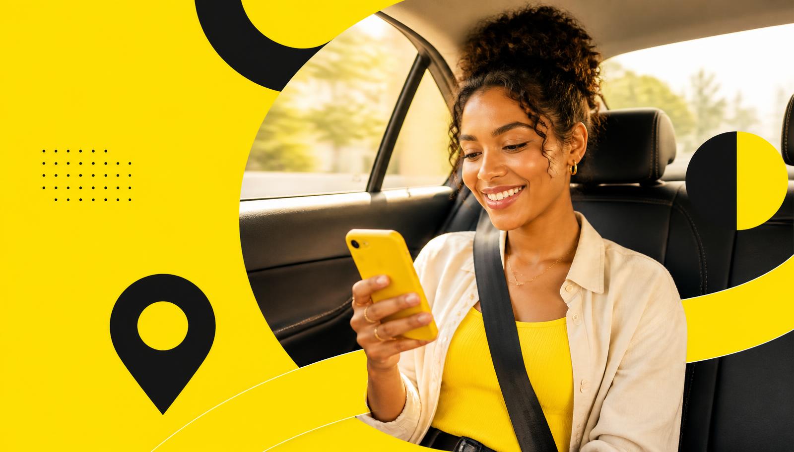 Passageira sorrindo usando o aplicativo 99 dentro do carro